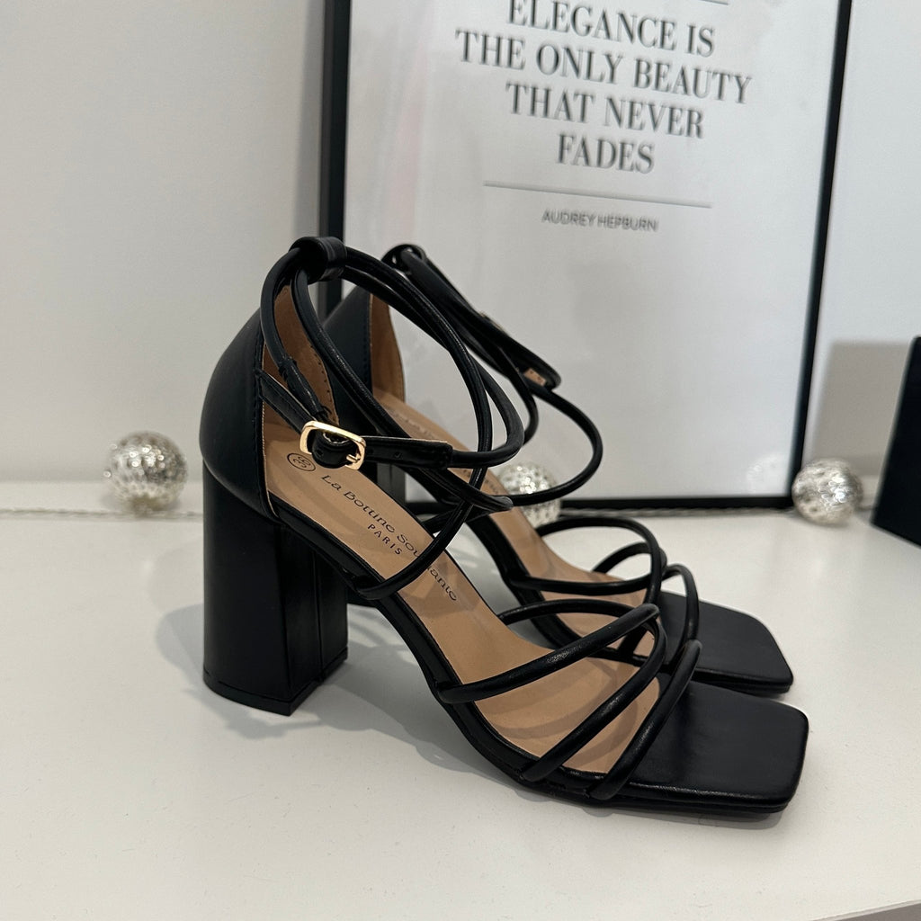 Femme Portant Des Talons Aiguilles Noirs à Bout Ouvert · Photo gratuite Femme Portant Des Talons Aiguilles Noirs à Bout Ouvert · Photo gratuite