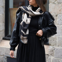 ECHARPE EN LAINE LEOPARD BEIGE GAELLE - La Petite Somptueuse