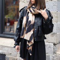 ECHARPE EN LAINE LEOPARD CAMEL GAELLE - La Petite Somptueuse