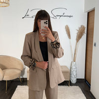 ENSEMBLE BLAZER + PANTALON BEIGE LEO - La Petite Somptueuse