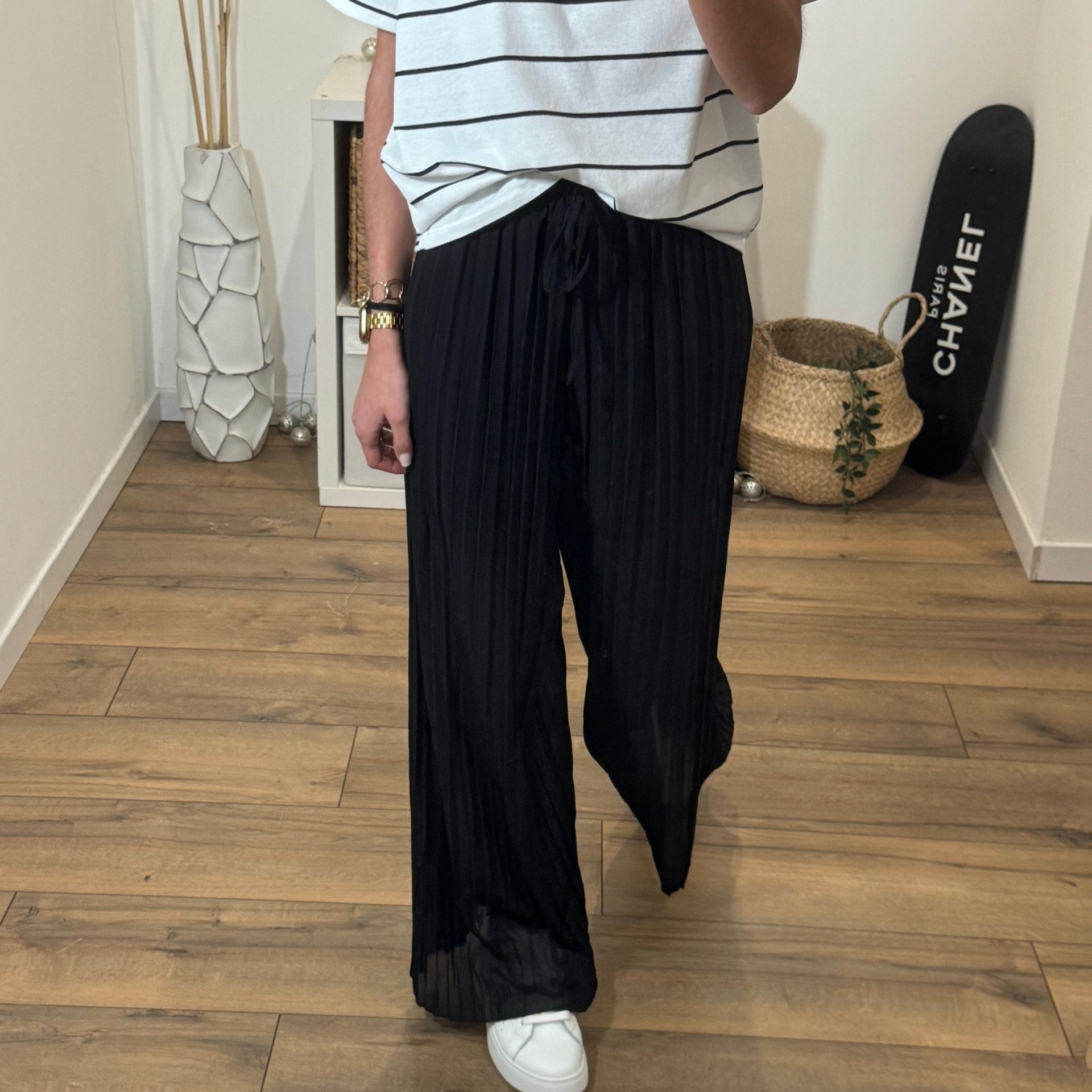 PANTALON PLISSÉ FLUIDE NOIR GASPARD – La Petite Somptueuse