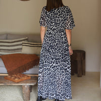 ROBE LONGUE LEOPARD GRISE KARENE - La Petite Somptueuse
